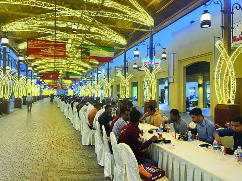 


أكبر مائدة إفطار في المباركية تخدم أكثر من 3000 صائم 