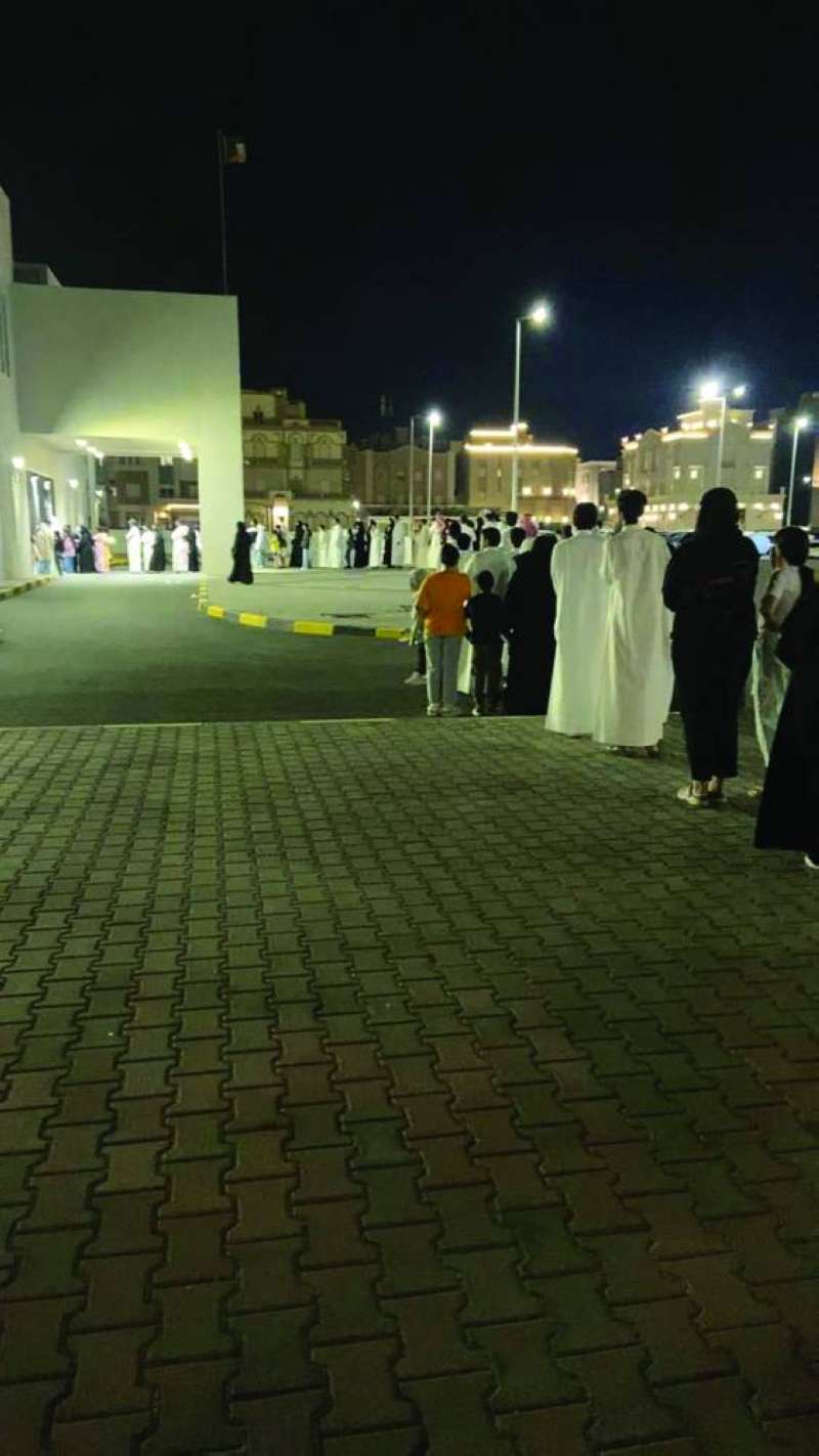 طابور طويل لأولياء الأمور والطلبة للحصول على إجازة طبية 