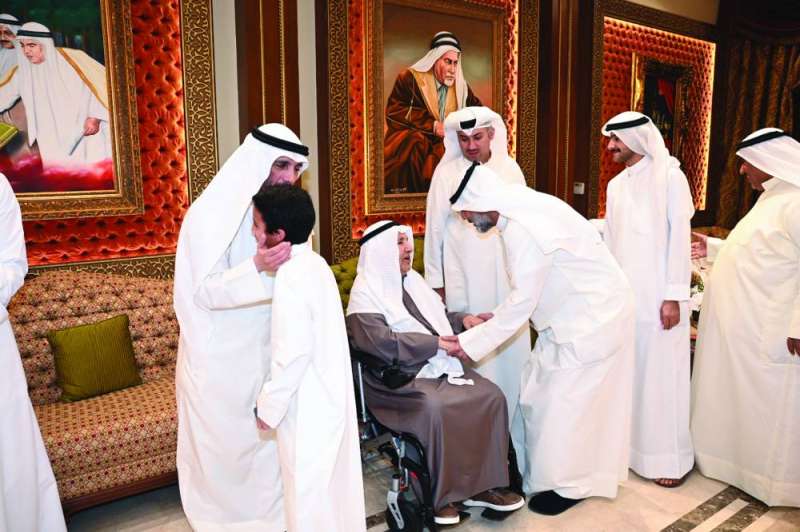 الغانم ووالده يتلقيان التهاني 	(تصوير سعود سالم) 