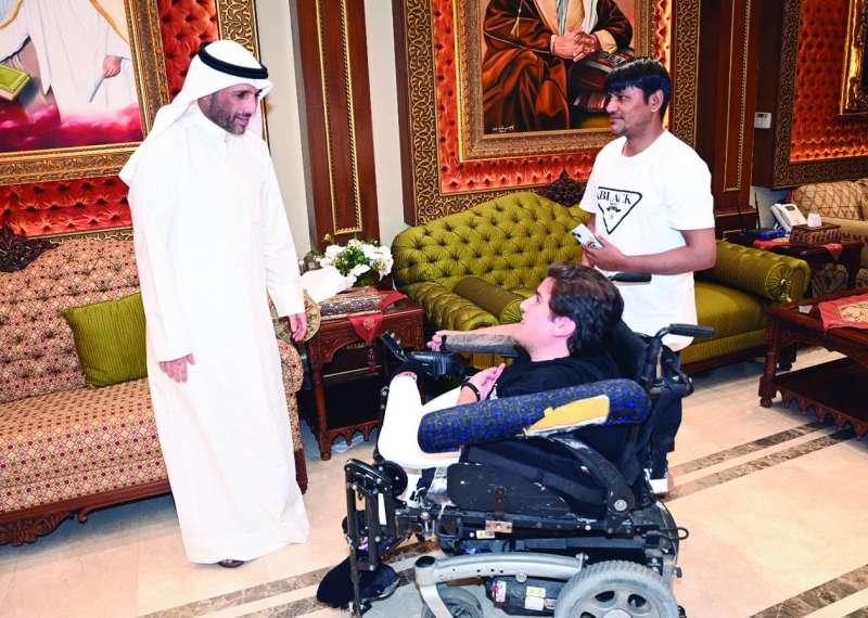 الغانم وأحد المهنئين 