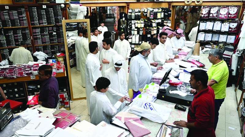 


أحد المحال يغصّ بالزبائن 
 