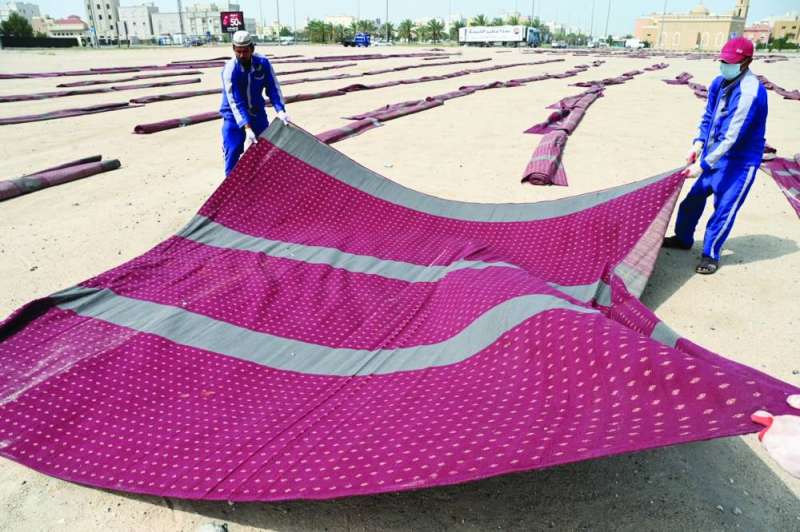 تجهيز مصليات العيد (تصوير نايف العقلة)   