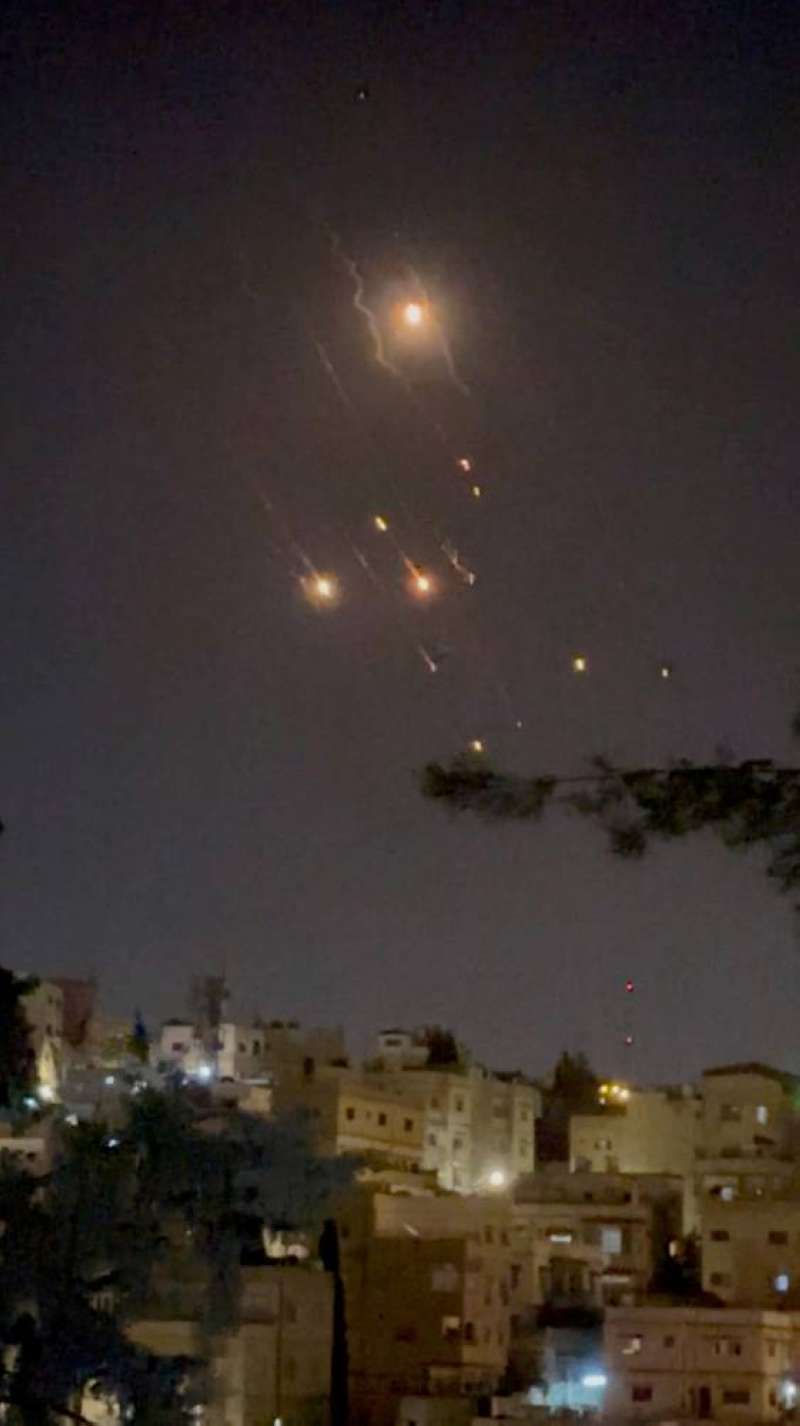 مُسيّرات إيرانية حلقت في سماء عمان قبل إسقاطها ليل السبت (رويترز)