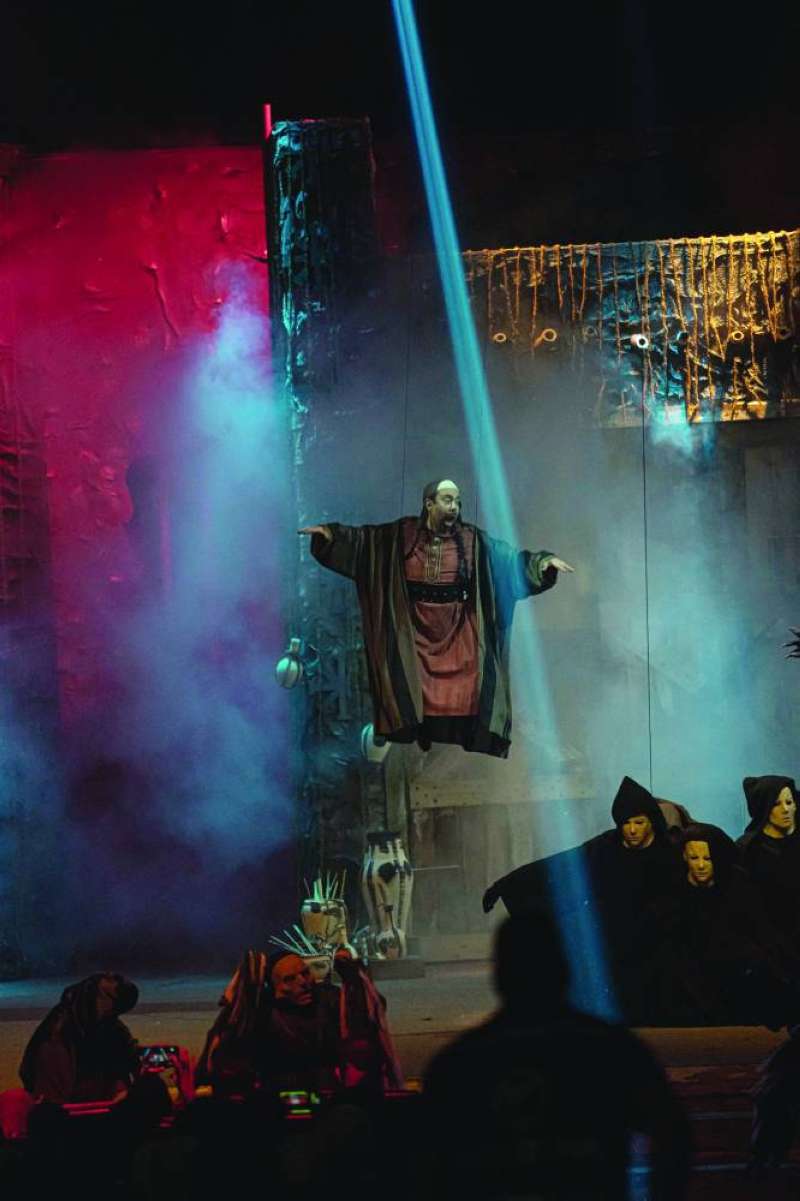 


عبدالعزيز المسلم... يطير في المسرح 