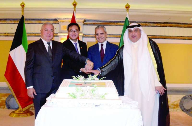 الفارسي وسفراء فيتنام والجزائر وطاجيكستان يقطعون قالب حلوى الاحتفال 