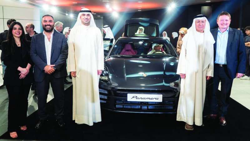 فريق «بورشه» الشويخ مع مدير عام المجموعة كالوم بوتوملي ونائب الرئيس حسين بهبهاني والمدير التنفيذي عبدالمحسن بهبهاني والمدير العام هاني مرعي ومسؤولة التسويق ريم ناجح 