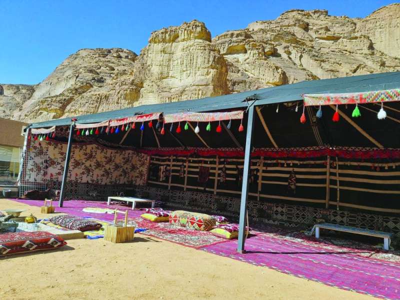 


بيت شعر في أحضان الطبيعة 