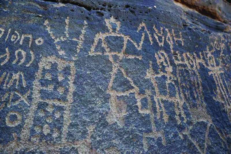 


نقوش جبل عكمة 