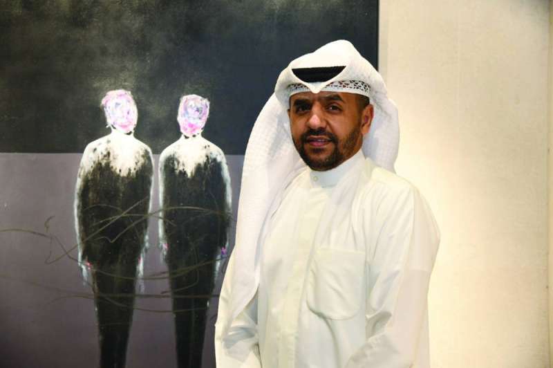 


عبدالله العتيبي أمام إحدى لوحاته 