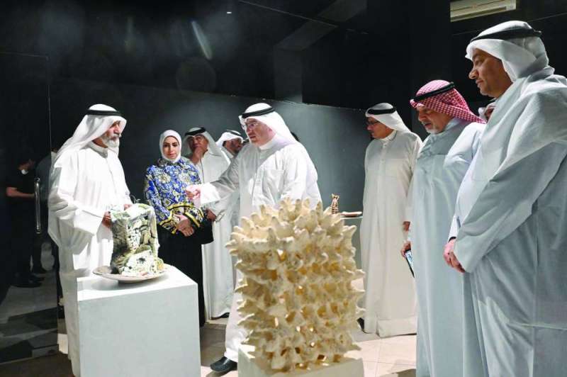 


محمد بن رضا يطلع على أحد الأعمال بحضور ديمة القريني 