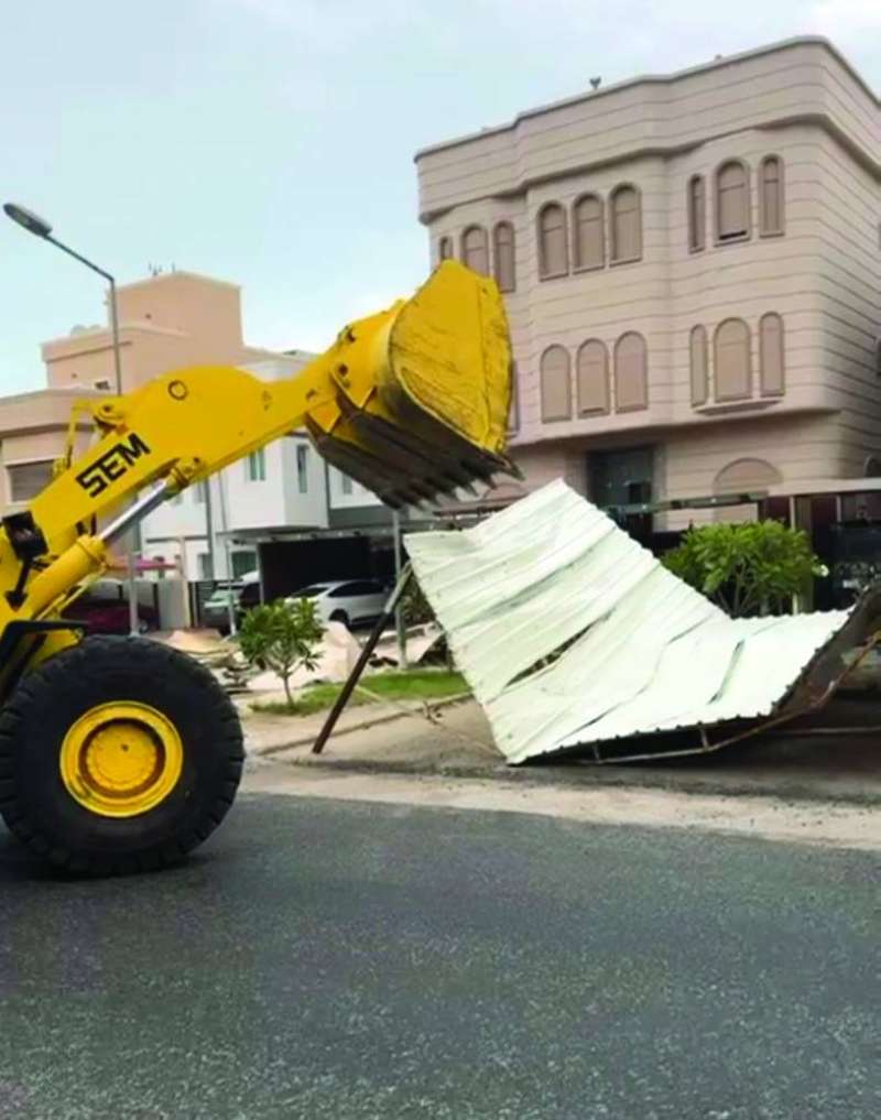 إزالة مظلة مُخالفة أمام أحد المنازل