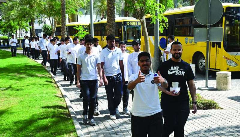 حافلات المدارس تقل الطلبة للمعرض