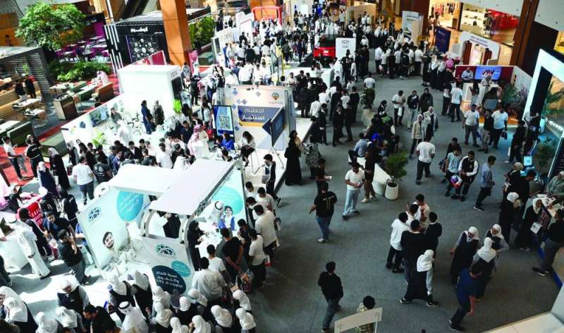 معرض دراستي يستقطب مئات الطلاب والطالبات	(تصوير نايف العقلة) 