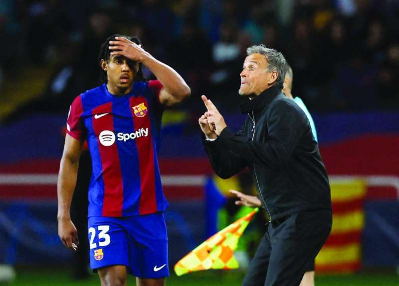 لويس إنريكي خلال المباراة أمام برشلونة (رويترز)