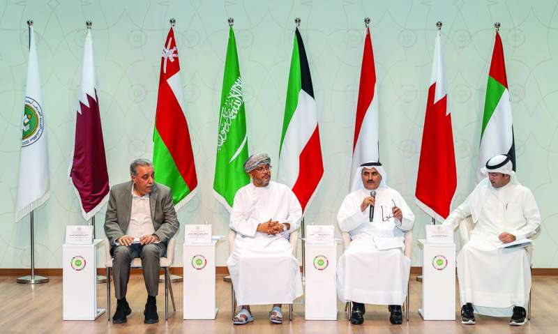 سعود الحربي يتحدث متوسطاً المشاركين في الندوة 