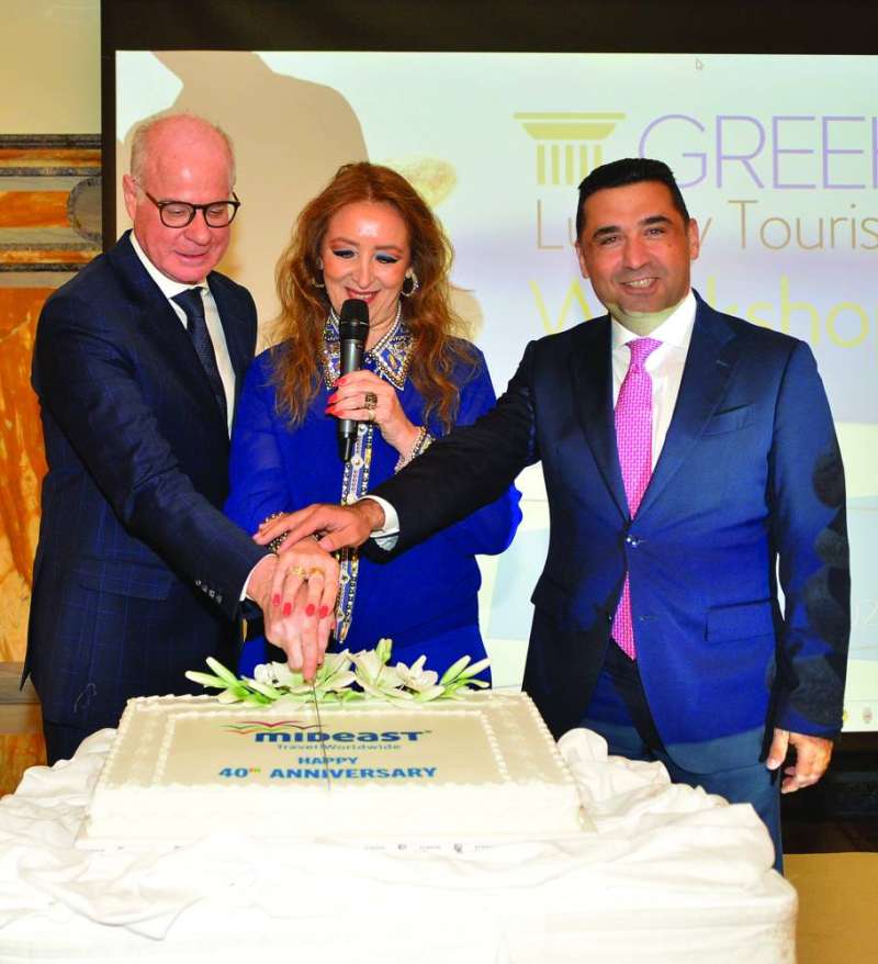 السفير اليوناني مُشاركاً في قصّ قالب الحلوى 	(تصوير سعود سالم) 