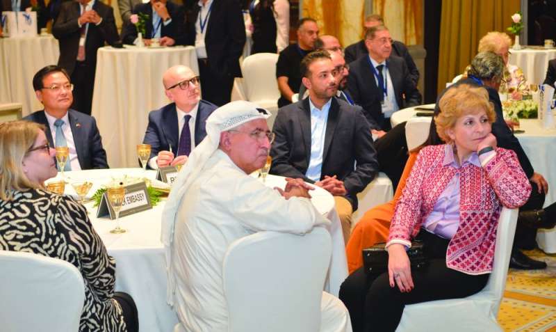 عدد من السفراء والحضور 