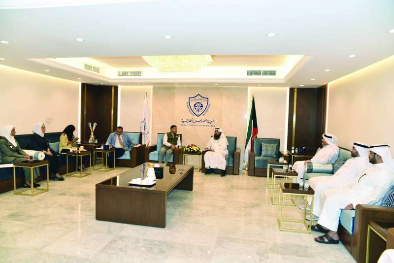 صورة جماعية مع وفد المهندسين