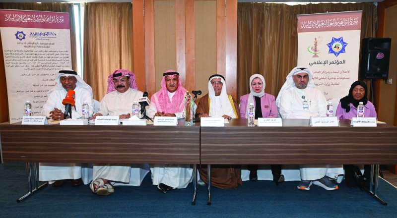 إبراهيم البغلي متوسطاً المشاركين في المؤتمر الصحافي لإعلان الفائزين بالجائزة
(تصوير أسعد عبدالله) 