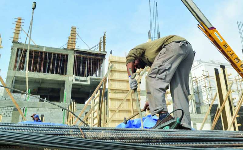 انعكاسات إيجابية منتظرة لقرار «القوى العاملة»	(تصوير سعود سالم) 