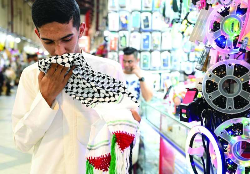  قبلة كويتية على الكوفية الفلسطينية في «المباركية»