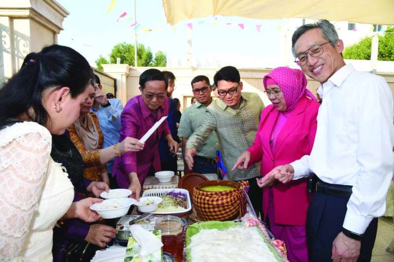 سفيرا اليابان وإندونيسيا يتذوقان الطعام التايلندي