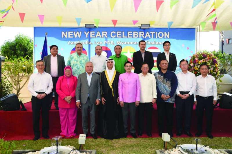 


الياسين وزبيدوف يتوسطان مجموعة من السفراء الحضور 