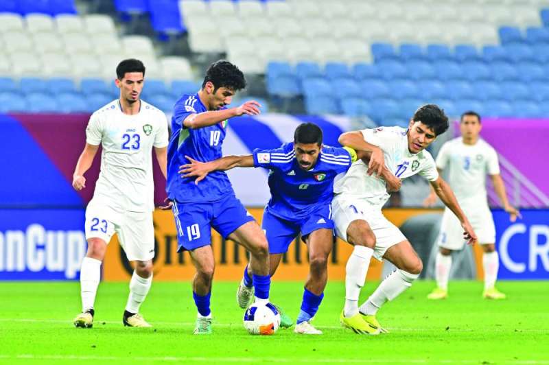 


لاعبا «الأزرق» فهد الفضلي وجراح الهليلي يحاولان الاستحواذ على الكرة 