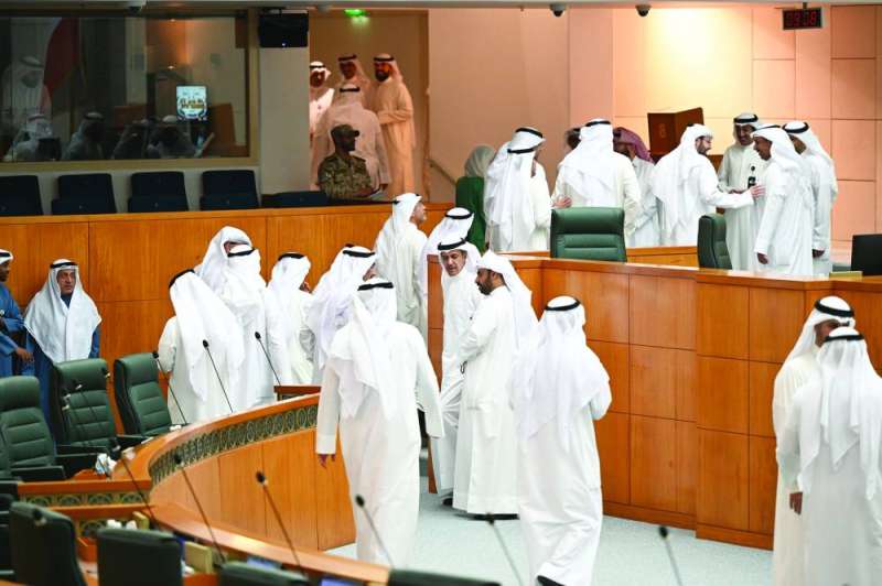 


النواب يغادرون القاعة بعد رفع الجلسة 