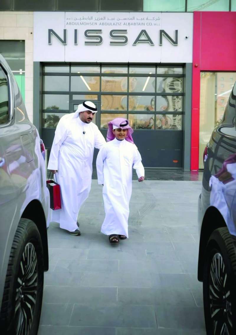 


... وخلال تسلمه «العيدية» من «نيسان - البابطين» 