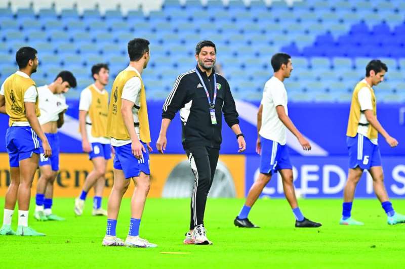 مساعد المدرب محمد الفيلكاوي مع لاعبي المنتخب الأولمبي 