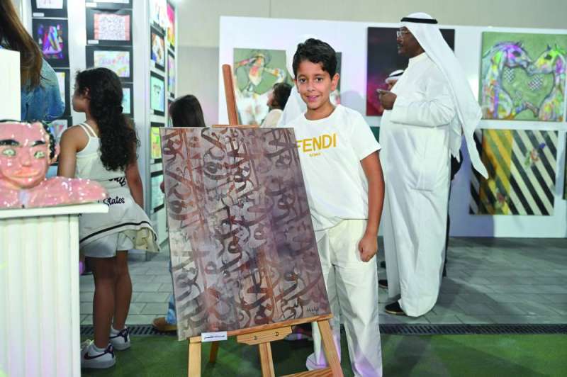 عبدالله وليد الخشتي أمام لوحته 