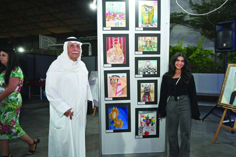 
الفنان جاسم بوحامد مشيداً بأعمال الطالبة داليا بوحمد 