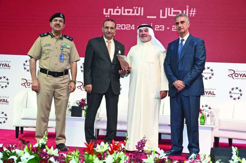 عادل التركيت ورفعت حليم يكرمان النائب صالح عاشور بحضور اللواء توحيد الكندري 