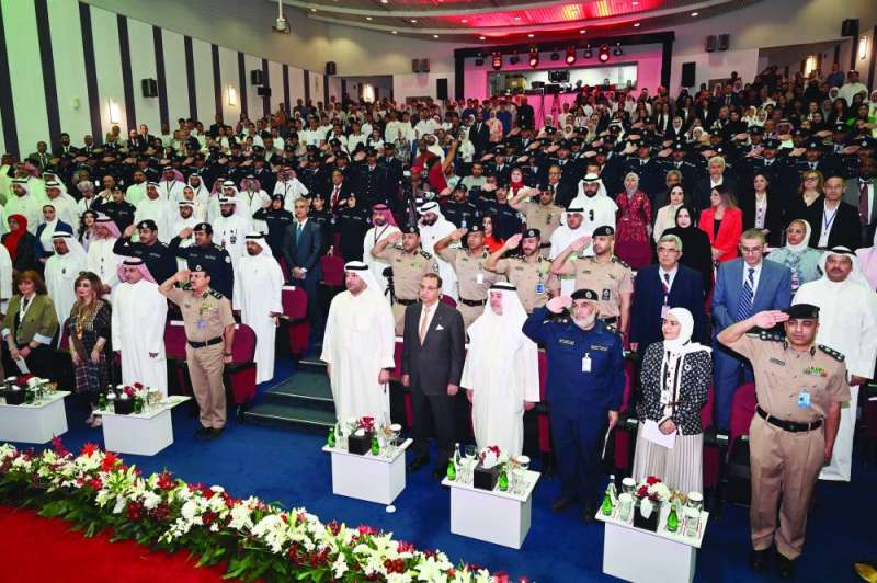 الوزير معرفي وكبار المسؤولين في مقدم الحضور خلال عزف السلام الوطني	 (تصوير أسعد عبدالله) 