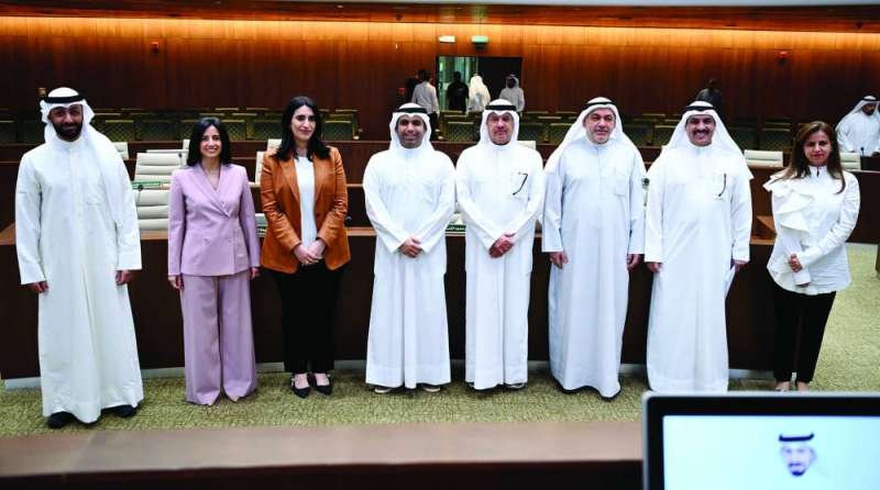 رئيس «البلدي» متوسطاً عدداً من أعضاء المجلس 