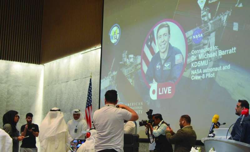 الجامعة الأميركية الدولية في اتصال مع رائد الفضاء الأميركي 	 (تصوير سعود سالم) 