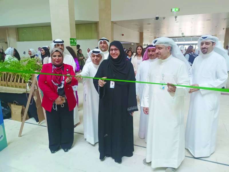 


العسعوسي تفتتح معرض يوم الأرض 