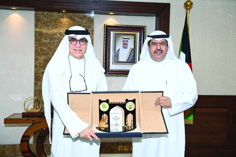 محافظ حولي خلال استقباله عدنان العثمان 