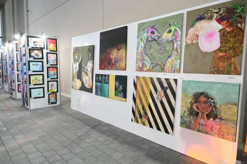 من اللوحات المعروضة