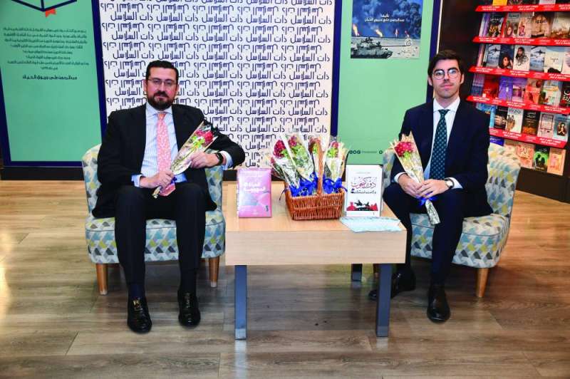 السفير والقنصل الإسبانيان خلال مشاركتهما في الاحتفالية 