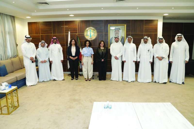 ممثلو «مفوضية اللاجئين» وجمعية المحامين في لقطة جماعية 