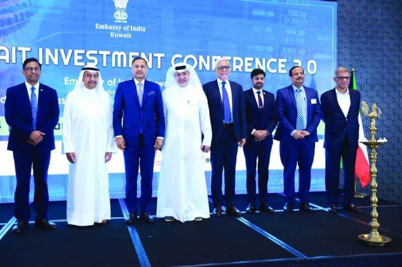 السفير والسلمي يتوسطان المشاركين في مؤتمر الاستثمار الهندي - الكويتي 