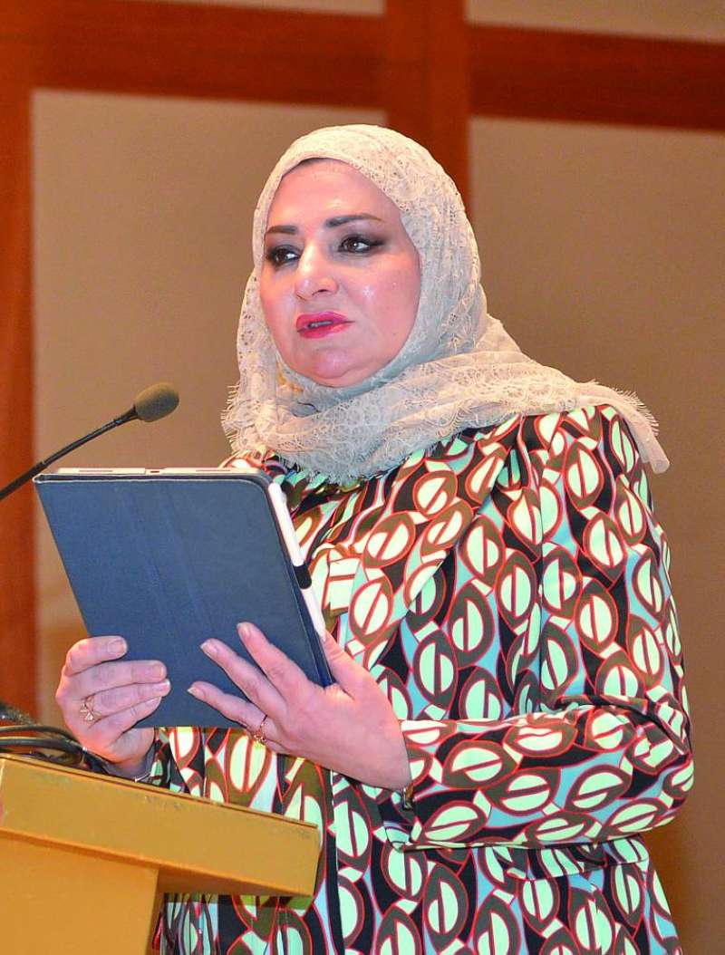 سميرة الكندري ملقية كلمتها 	(تصوير سعود سالم)