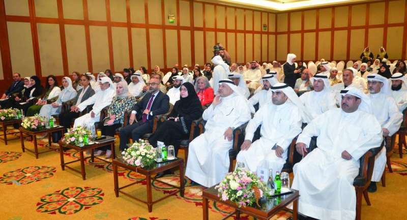 جانب من الحضور يتقدمه الدكتور عماد العتيقي
 (تصوير سعود سالم) 