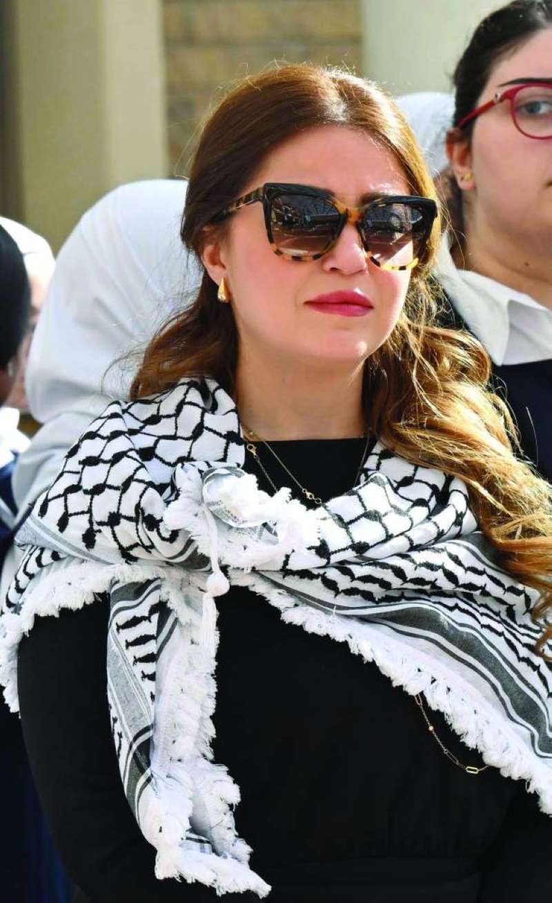 الكوفية على الكتف 