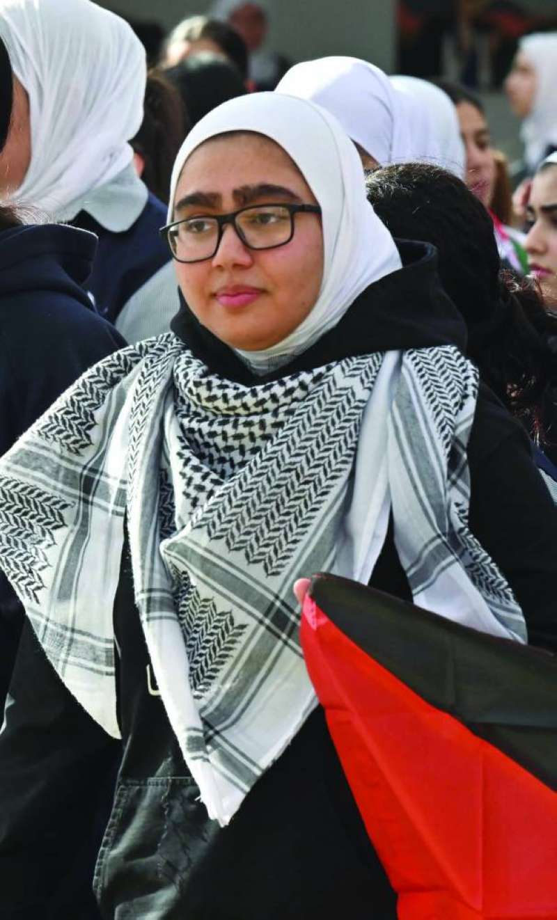 كوفية ونظرة أمل 