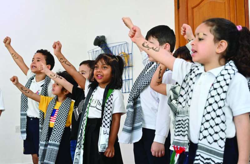 أطفال بالكوفيات يهتفون لفلسطين 	 (تصوير أسعد عبدالله) 