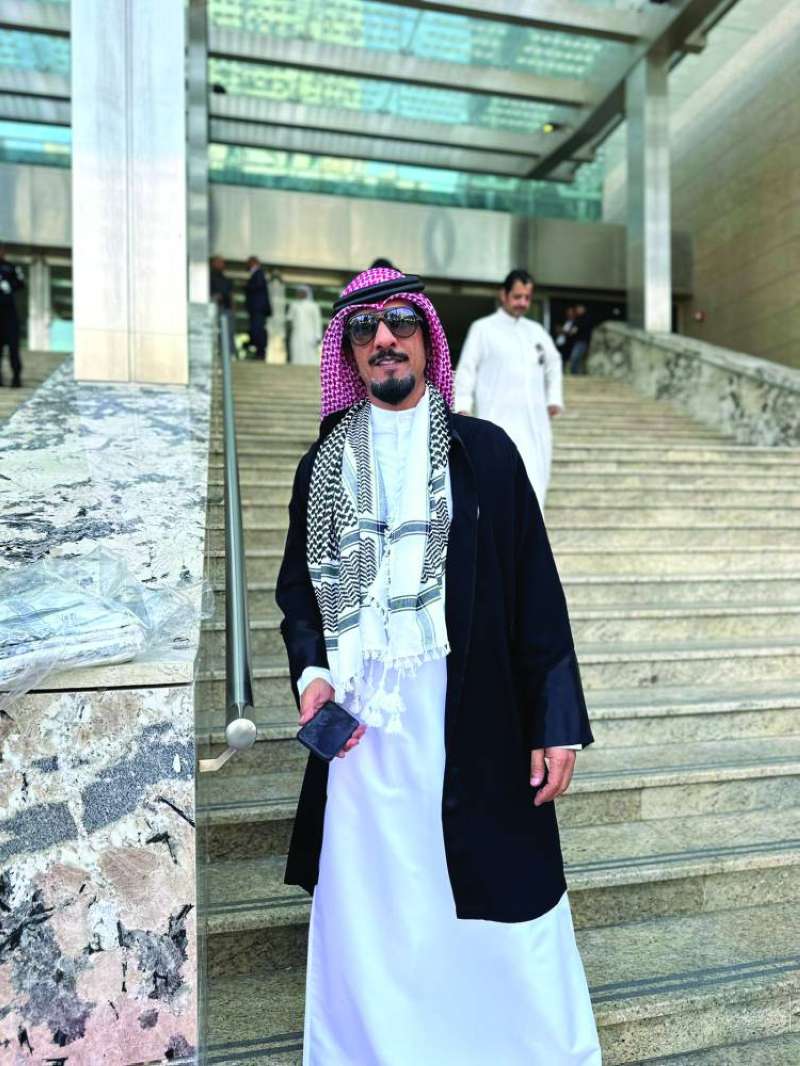 مواطن يرتدي الكوفية