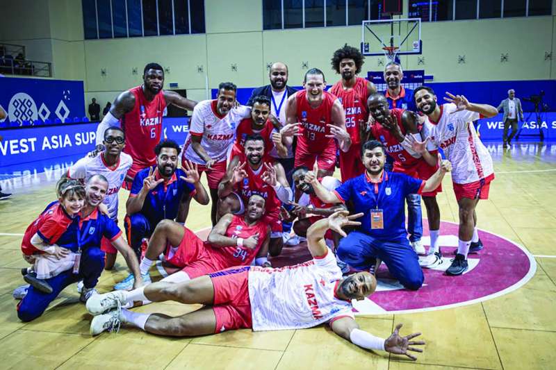 لاعبو كاظمة يحتفلون بالتأهل